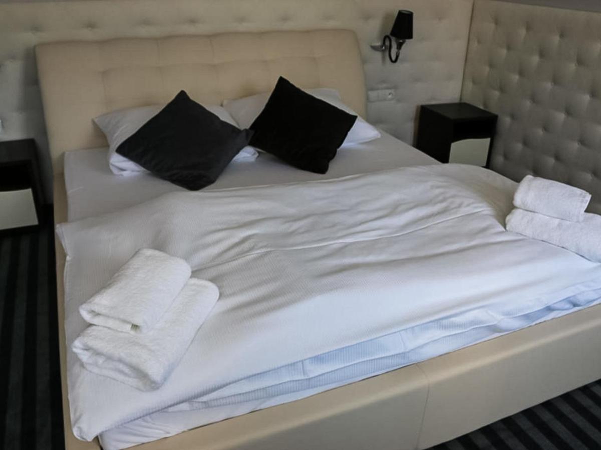 Bed and Breakfast Bialy Dwor Rychwal Exterior foto